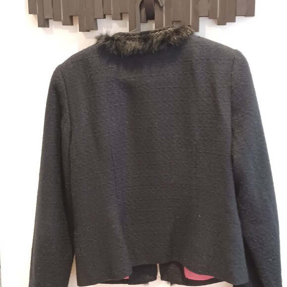 Black jacket with fake fur details by zipper, collar and cuffs. - Picture 3 of 7